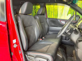 運転席シート廻りは使用感も少なく、良好な状態となっています。前オーナー様が丁寧に使っていたことがよくわかりますね。