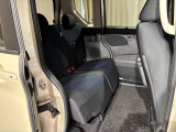 後部座席は足元広々でゆったりと乗れるスペースです♪