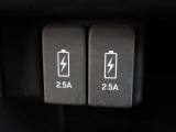 USB端子搭載で、スマートフォンやタブレットなどの充電が可能です。ロングドライブも快適に過ごせます。