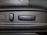 パワーシート装備車です。電動でシートが動きます、高級感がありとても便利な機能です!