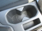 運転席助手席で使用できるドリンクホルダーです。