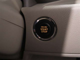 プッシュ式START&STOPスマートキー。キーを取り出さなくてもドアロックのロック&アンロック・エンジンの始動&停止ができます。一度使い始めると車選びの選択基準アイテムになるほどの人気装備