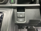 わずかな力で簡単に操作出来る電動パーキングブレーキ、信号待ちや渋滞時などブレーキを踏み続ける場合に比べて足腰の疲労が軽減されるオートブレーキホールド付きです!
