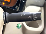 【オートライト】周りの明るさに応じて自動でヘッドライトの点灯・消灯ができる機能です!ライトの付け忘れ・消し忘れなどが無くなり、雨の日や夕方の走行も安心!トンネル通過時も便利ですね