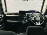 操作性に優れた運転席となります!小物入れや各ボタンの配置にこだわり、使いやすいです!座り心地もよく視認性も良好なのでロングドライブもお任せ下さい!