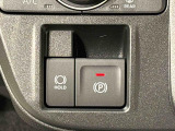指先だけで簡単に操作が可能な電動パーキングブレーキを採用。「HOLD」スイッチを押すと、渋滞や信号待ちなどでブレーキペダルから足を離しても、ブレーキを保持するので安心です