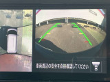アラウンドビューモニターまるで車を真上から映したような映像で、前後左右の感覚が分かります♪車庫入れや駐車時に大活躍の機能です。