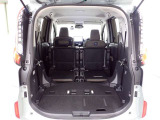 サードシート、セカンドシートを倒すとさらに広々のラゲッジスペース