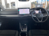 シフトはスイッチ式。すっきりとして上質なインパネ周りです。