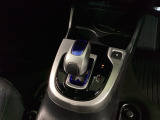 手のひらに収まる心地よい操作感。指先ひとつで、走りのリズムを軽やかに切り替えます。