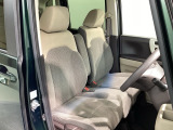 運転席、助手席☆ともにゆとりのある空間となっております♪