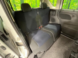 後部座席も気になるようなキズ・汚れやへたり等、大きなダメージはなく、良好な状態です。