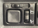 【電動格納ミラー】サイドミラーは電動格納式となっており、狭い駐車場でもキズがつくリスクを抑えられます。