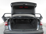奥行きがあり、十分な広さを持つラゲッジスペースです。リアシートは分割可倒式ですので、大きな荷物を積載する事も可能です。