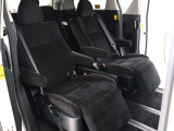 【オットマン付きセカンドシート】最大800mmのロングスライドシートとオットマン機能により足を楽々伸ばす事が可能です!また、ひじ掛けもありますので、快適なドライブをお楽しみいただけます!