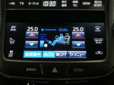 【トヨタマルチオペレーションタッチ】エアコンや車両設定などの各種操作を行えます。デザイン性はもちろん、シンプルな操作感も併せ持ち、ドライバーの使いやすさに配慮しています。ナビ画面下部に設置されています