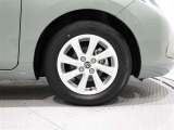 15インチ純正アルミホイールを標準装備。 タイヤサイズは185/65R15