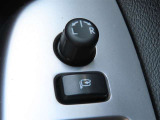 日本の駐車場は幅が広くないところが多くて、乗り降りが大変だったりしますよね。電動ミラーがあれば、室内でミラーをたためるので、駐車するときも便利ですね。