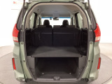トランクの床は底が深く、トランクボードで仕切られた2段式です。トランクボードを外せば背の高いお荷物も載せることができます。フリード+のトランクは、5人フル乗車でもいろいろなアレンジで積載可能です。