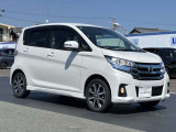 赤外線レーザーレーダーで前方の車両を検知。衝突の危険性があるとメーター内の警告灯とブザーでドライバーに注意喚起するとともに、自動的に緊急ブレーキを作動させて衝突を回避、または衝突時の被害を軽減します。