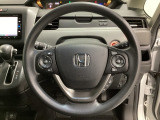 ハンドルにHondaセンシング系のクルーズコントロールやレーンキープアシストなどのスイッチと、オーディオの操作スイッチが装備されています。ハンドルから手を離さず安全に操作できます。
