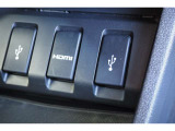 【USBジャック】運転中でもスマートフォン等の充電ができるUSBジャック付き!充電を気にすることなく、ドライブ中の音楽再生や通話等をお楽しみ頂けます!