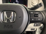 ハンドルにHondaセンシング系のクルーズコントロールやレーンキープアシストなどの操作スイッチが装備されています。ハンドルから手を離さず安全に操作できます。