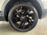 215/50R18タイヤにBlackStyle専用アルミホイールを装着.