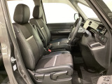 女性でも運転がしやすいように、シートの高さ調整機能(シートリフター)がついています。広い足元にゆったり座れるシートには肘掛も装備しており長距離の運転でも疲れにくいシートです。