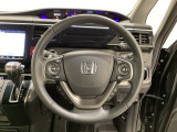 ハンドルにHondaセンシング系のクルーズコントロールやレーンキープアシストなどのスイッチと、オーディオの操作スイッチが装備されています。ハンドルから手を離さず安全に操作できます。