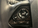 ステアリングスイッチ付き。前方から目を離すことなく操作することが可能です。