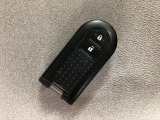 スマートキー機能を有しています!ドアロックの開閉やエンジン始動時にキーをポケットやカバンなどに携帯していればキーを挿さなくてもそのまま手ぶらで可能です!!