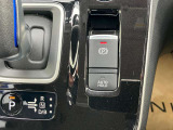 電動パーキングブレーキ装備!また、オートブレーキホールド機能もありますので、停車時ブレーキペダルから足を離してもブレーキ力を保持しているので動き出しません。(アクセルペダルを踏むと解除され発進します)