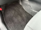 助手席フロアマット、こちらもほつれや破れはありません。