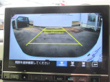 【リアカメラ】リバースに入れるだけで後方の映像が映ります。安全確認や、狭い駐車場での車庫入れ、雨の日や夜間など視界の悪い時に便利です。安全にバックする為には欠かせない装備です。