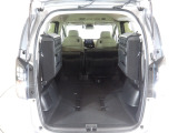 サードシートを跳ね上げてセカンドシートもたたむと大きなお荷物も載せられます。お仕事にもレジャーにもお買い物にも大活躍!