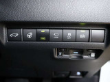 電動のバックドア開閉、ステアリングヒーターも搭載された上級グレードです。