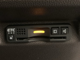 ハンドルの右下にETCがついています。高速道路の料金所の通過も楽々です!。 カードの取り出しもしやすい場所についています。