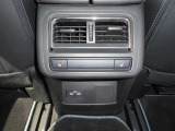 後席にも、エアコン吹き出し口と、シートヒーターがあります。移動の際にも温かく快適です。