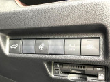 【ステアリングヒーター】冬場に冷たくなりやすい革巻きステアリングを、スイッチ一つで素早く適温に!エアコンよりも早く温まってくれるので、寒い日の運転も快適になりますね♪