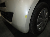 この車両は助手席側フロントバンパー にA3サイズ程度の傷が有ります。こちらは現状での販売となります。ご希望であれば当社にて板金修理を行うことも可能です。詳しくは担当営業までご相談下さいませ。