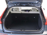 ラゲッジスペースはほぼスクエアに近い形状で、リアサスペンションの張り出しもありません。かさばる荷物でも気にせずに積み込めて、クラス最大級の積載能力を無駄にすることなく有効に活用できる空間です。