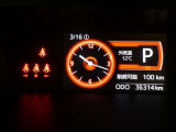 各操作スイッチは使いやすい位置に配置され、とっても見やすいメーターです。夜間時はラグジュアリーな気分にさせてくれる照明が魅力ですので、夜のドライブも楽しみになりますよ♪