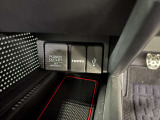 HDMIジャックとUSBジャック、12Vシガーソケットが付いています。