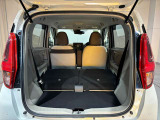 後席を折りたたむととても広い荷室になります。荷物もしっかり積み込めます!