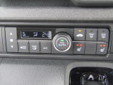 エアコンはオートエアコンでお好みの温度調整が出来、オールシーズン快適にドライブできます!フロントシートの座面に2段階調節のシートヒーターを内蔵。身体を直接温めることができます。
