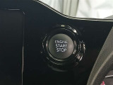 ポケットや鞄から出さずにエンジンスタートができる便利なプッシュスタート。ブレーキを踏みながらパワースイッチを押すだけで、エンジンが始動します