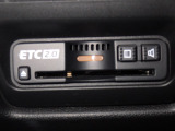 ETC(Electronic Toll Collection)は、高速道路や有料道路の料金所で自動的に通行料金を支払えキャッシュレスでスムーズに通過できます