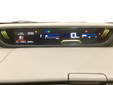 デジタル表示のスピードメーターとタコメーターを大きく配した見やすいメーター部になっています。左側のインフォメーション画面でオドメーターや燃費などの情報を確認できます。