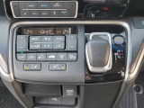 運転席より操作性の良いシフトレバーと、オートエアコンのスイッチ等の画像です。